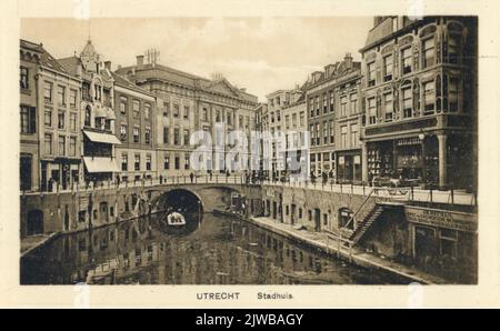 Blick auf die Oudegracht Weerdzijde in Utrecht mit der Rathausbrücke und dem Rathaus (Stadhuisbrug 1) in der Mitte. Stockfoto