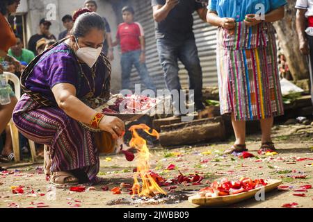 Sonsonate, El Salvador. 04. September 2022. Eine Frau bereitet während der Feier des Internationalen Tages der indigenen Frauen in der indigenen Stadt ein heiliges Feuer vor. Jeden 5.. September wird der Internationale Tag der indigenen Frauen gefeiert, um die Stärkung und Gleichstellung der Geschlechter für indigene Frauen zu fördern. Kredit: SOPA Images Limited/Alamy Live Nachrichten Stockfoto