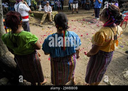 Sonsonate, El Salvador. 04. September 2022. Indigene Frauen stehen während der Feier des Internationalen Tages der indigenen Frauen in der indigenen Stadt. Jeden 5.. September wird der Internationale Tag der indigenen Frauen gefeiert, um die Stärkung und Gleichstellung der Geschlechter für indigene Frauen zu fördern. Kredit: SOPA Images Limited/Alamy Live Nachrichten Stockfoto