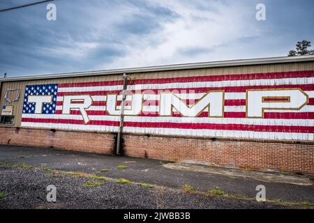 Ein großes Donald-Trump-Schild, das an der Seite eines Gebäudes in der Nähe von Selinsgrove, PA, USA, gemalt wurde. Stockfoto