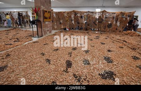 Lviv, Ukraine. 04. September 2022. Freiwillige weben ein Tarnnetz für die Bedürfnisse der ukrainischen Armee aufgrund der bewaffneten Invasion Russlands in die Ukraine. Am Wochenende haben mehrere hundert Freiwillige mehr als 2.000 Quadratmeter Tarnnetze für das ukrainische Militär gewoben. Auf diese Weise deckten sie die meisten Forderungen des Militärs nach Tarnnetzen ab. Die ukrainische Armee kämpft gegen die russischen Eindringlinge, die am 24. Februar in ukrainisches Land einmarschierten. (Foto von Pavlo Palamarchuk/SOPA Images/Sipa USA) Quelle: SIPA USA/Alamy Live News Stockfoto