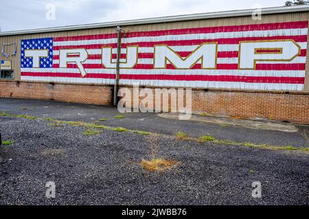 Ein großes Donald-Trump-Schild, das an der Seite eines Gebäudes in der Nähe von Selinsgrove, PA, USA, gemalt wurde. Stockfoto