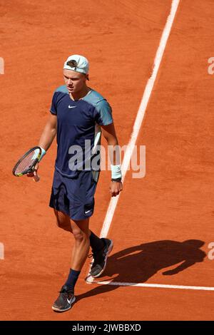 Der Tennisspieler Holger Rune aus Dänemark war in der 4. Runde gegen Stefanos Tsitsipas aus Griechenland mit Roland Garros 2022 in Aktion Stockfoto