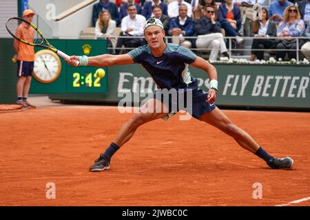 Der Tennisspieler Holger Rune aus Dänemark war in der 4. Runde gegen Stefanos Tsitsipas aus Griechenland mit Roland Garros 2022 in Aktion Stockfoto