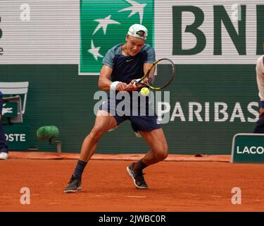 Der Tennisspieler Holger Rune aus Dänemark war in der 4. Runde gegen Stefanos Tsitsipas aus Griechenland mit Roland Garros 2022 in Aktion Stockfoto