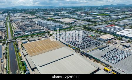 Viele neue Autos Parken vor dem Versand an Händler Kunde, Autos Versand an RO-RO Schiff für Import Export Spedition, Logistik Transport Stockfoto