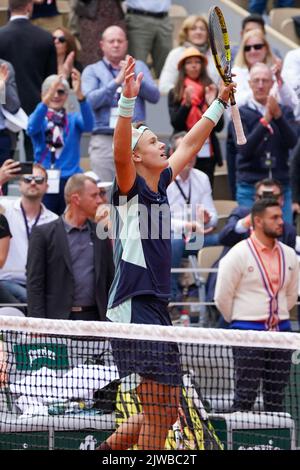 Der Tennisspieler Holger Rune aus Dänemark war in der 4. Runde gegen Stefanos Tsitsipas aus Griechenland mit Roland Garros 2022 in Aktion Stockfoto