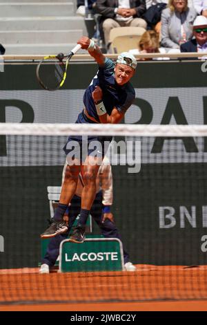 Der Tennisspieler Holger Rune aus Dänemark war in der 4. Runde gegen Stefanos Tsitsipas aus Griechenland mit Roland Garros 2022 in Aktion Stockfoto