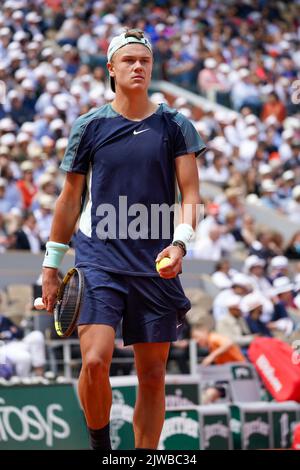 Der Tennisspieler Holger Rune aus Dänemark war in der 4. Runde gegen Stefanos Tsitsipas aus Griechenland mit Roland Garros 2022 in Aktion Stockfoto