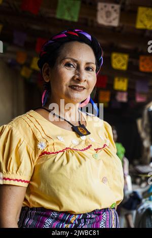 Sonsonate, El Salvador. 04. September 2022. Eine indigene Frau posiert für ein Foto während der Feier des Internationalen Tages der indigenen Frauen in der indigenen Stadt. Jeden 5.. September wird der Internationale Tag der indigenen Frauen gefeiert, um die Stärkung und Gleichstellung der Geschlechter für indigene Frauen zu fördern. (Foto von Camilo Freedman/SOPA Images/Sipa USA) Quelle: SIPA USA/Alamy Live News Stockfoto