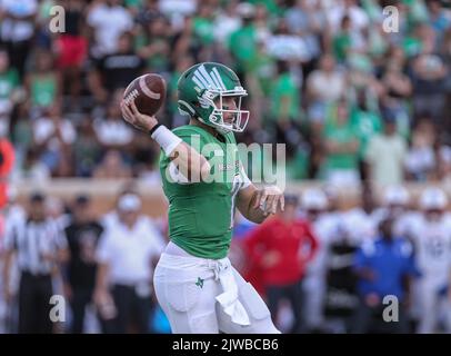 Denton, Texas, USA. 03. September 2022. North Texas Mean Green Quarterback Austin Aune (2) versucht einen Pass während der ersten Hälfte des NCAA-Fußballspiels zwischen dem North Texas Mean Green und den Southern Methodist Mustangs im Apogee Stadium in Denton, Texas. Ron Lane/CSM/Alamy Live News Stockfoto