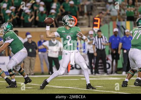 Denton, Texas, USA. 03. September 2022. North Texas Mean Green Quarterback Austin Aune (2) versucht einen Pass während der zweiten Hälfte des NCAA-Fußballspiels zwischen dem North Texas Mean Green und den Southern Methodist Mustangs im Apogee Stadium in Denton, Texas. Ron Lane/CSM/Alamy Live News Stockfoto