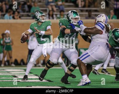 Denton, Texas, USA. 03. September 2022. North Texas Mean Green Quarterback Austin Aune (2) versucht einen Pass während der zweiten Hälfte des NCAA-Fußballspiels zwischen dem North Texas Mean Green und den Southern Methodist Mustangs im Apogee Stadium in Denton, Texas. Ron Lane/CSM/Alamy Live News Stockfoto