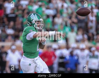 Denton, Texas, USA. 03. September 2022. North Texas Mean Green Quarterback Austin Aune (2) versucht einen Pass während der ersten Hälfte des NCAA-Fußballspiels zwischen dem North Texas Mean Green und den Southern Methodist Mustangs im Apogee Stadium in Denton, Texas. Ron Lane/CSM/Alamy Live News Stockfoto