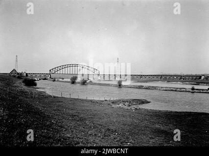 Blick auf die Eisenbahnbrücke über den Rhein bei Oosterbeek vom südlichen Rheinufer. Stockfoto