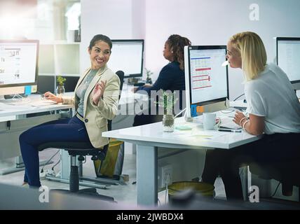 Vielen Dank für Ihre Hilfe. Zwei junge Geschäftsfrau reden während der Arbeit in ihrem Büro. Stockfoto