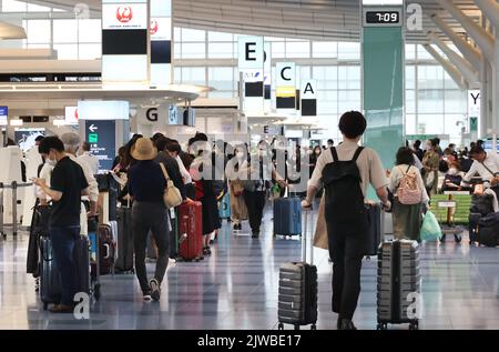 Tokio, Japan. 5. September 2022. Touristen checken am Montag, den 5. September 2022, am internationalen Terminal des Flughafens Haneda in Tokio an einem Schalter der Fluggesellschaft ein. Japan wird seine Grenzkontrolle für COVID-19 erleichtern ab dem 7. September werden eingehende Touristen ab den aktuellen 20.000 zu 50.000 Personen pro Tag. Quelle: Yoshio Tsunoda/AFLO/Alamy Live News Stockfoto
