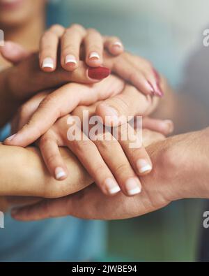 Das Team zusammenhalten. Eine Gruppe von Kollegen verbindet ihre Hände in Einheit. Stockfoto