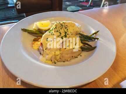 Lachsfilet mit Sahnehühne, Kartoffelpüree, Zitrone und Spargel Stockfoto