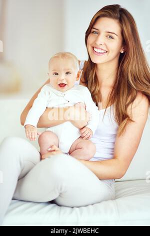 Der wichtigste kleine Kerl in meinem Leben. Eine junge Mutter, die sich zu Hause mit ihrem entzückenden Jungen verklebt. Stockfoto