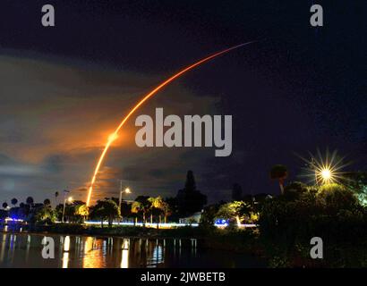 Cape Canaveral Space Force Station, Brevard County, Florida, USA. Am 4. September 2022, um 10:09 Uhr, startete SpaceX eine weitere Charge von 51 Starlink-Satelliten und Sherpa-LTC von Spaceflight, einem umkreisenden Transferfahrzeug, zum Erdboden-Orbit vom Space Launch Complex 40 (SLC-40. Kredit: Julian Leek/Alamy Live Nachrichten Stockfoto