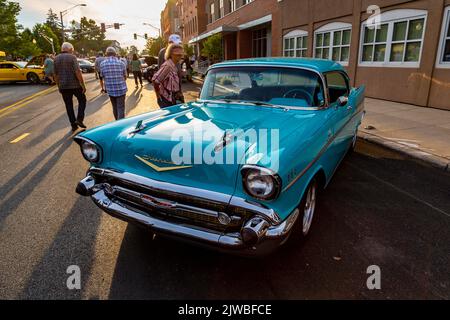 Ein klassisches blaues Chevrolet Bel Air Coupé aus dem Jahr 1957, das in der Innenstadt von Auburn, Indiana, USA, ausgestellt wird. Stockfoto