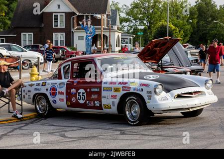 Ein alter Studebaker Commander-Rennwagen aus dem Jahr 1955, der auf einer Automobilausstellung in Auburn, Indiana, USA, ausgestellt wird. Stockfoto
