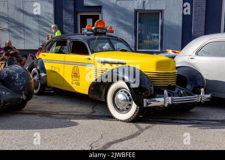 Das gelb-schwarze Taxi 1936 Cord 810 Westchester, das in dem Film „The Shadow“ in Auburn, Indiana, USA, gezeigt wird, verwendet wurde. Stockfoto