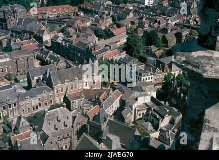 Überblick über den südöstlichen Teil des Stadtzentrums von Utrecht, vom Domturm aus; im Vordergrund Pausdam und die Kromme Nieuwegracht. Stockfoto