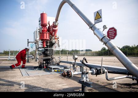 Vechta, Deutschland. 26. August 2022. Peter Thie von ExxonMobil steht am Eruptionskreuz des Erdgasfeldes Goldenstedt Z23. (To dpa ''Kampf um jeden Kubikmeter': Deutsche Gasproduktion und ihre Grenzen') Quelle: Sina Schuldt/dpa/Alamy Live News Stockfoto