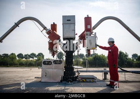 Vechta, Deutschland. 26. August 2022. Peter Thie von ExxonMobil steht am Eruptionskreuz des Erdgasfeldes Goldenstedt Z23. (To dpa ''Kampf um jeden Kubikmeter': Deutsche Gasproduktion und ihre Grenzen') Quelle: Sina Schuldt/dpa/Alamy Live News Stockfoto