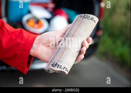 Vechta, Deutschland. 26. August 2022. Ein Bohrkern aus dem Erdgasfeld Goldenstedt Z23 von ExxonMobil.(zu dpa ''Kampf um jeden Kubikmeter': Deutsche Gasproduktion und ihre Grenzen') Quelle: Sina Schuldt/dpa/Alamy Live News Stockfoto