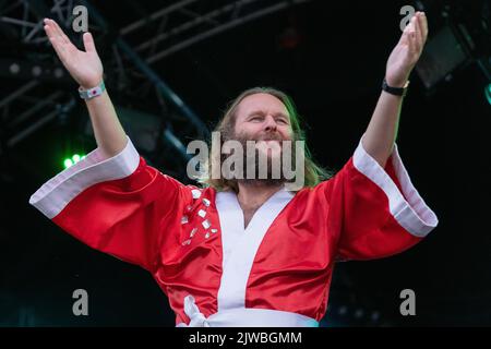 Bjorn ist wieder der Abba Tribute Act auf der Hauptbühne des Car Fest South. Car- Fest South, Hauptbühne Musik Künstler Autos auf der Strecke und besondere Prominente Gäste zu besuchen. Christ Evans veranstaltet jedes Jahr dieses Wochenend-Festival, um Geld für Kinderorganisationen zu sammeln. Jeden Tag gastiert er auf der Hauptbühne mit den besten Musikkünstlern. Es gibt auch viele Autos auf der Strecke und andere Bühnen, die Erlebnisse und Gäste beherbergen.Fotos zeigen Hauptbühne Musik, Autos auf der Strecke, Schauspieler, die auf der Star Fest Bühne interviewt werden die Menge, die das Festival genießt. Stockfoto