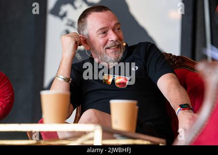 Adam Woodyatt ist vor allem dafür bekannt, Ian Beal in EastEnders zu spielen, der auf der Star Fest-Bühne des Car Fest South Car- Fest South interviewt wird, Musikkünstler-Autos auf der Rennstrecke und prominente Gäste kommen zu Besuch. Christ Evans veranstaltet jedes Jahr dieses Wochenend-Festival, um Geld für Kinderorganisationen zu sammeln. Jeden Tag gastiert er auf der Hauptbühne mit den besten Musikkünstlern. Es gibt auch viele Autos auf der Strecke und andere Bühnen, die Erlebnisse und Gäste beherbergen.Fotos zeigen Hauptbühne Musik, Autos auf der Strecke, Schauspieler, die auf der Star Fest Bühne interviewt werden die Menge genießt das Festival Stockfoto