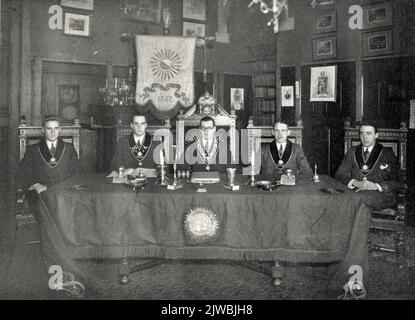 Gruppenportrait des Senats des Utrechtssch Student Corps (U.S.C.) des Jahres 1936/37: P.N. Drost, E.A. Liefrinck, A.H. van LIDT de Jeude, F.J.J.L. van Lanschot und M.F. Mörzer Bruyns. Frei, hinter einem Tisch sitzend. Stockfoto