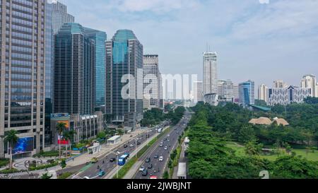 Die Verkehrsflussbedingungen in der Stadt Jakarta sind während der Arbeitszeit auf Jl sehr verstopft. Jenderal Sudirman Stockfoto