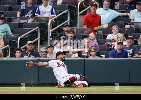 ATLANTA, GA – 4. SEPTEMBER: Atlanta Braves Right Fielder Eddie Rosario (8) macht einen Gleitfang nahe der Foul-Linie während eines Spiels gegen die Miami Marlins am 4. September 2022 im Truist Park in Atlanta, Georgia. (Foto: Joe Robbins/Image of Sport) Stockfoto