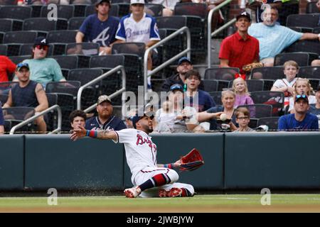 ATLANTA, GA – 4. SEPTEMBER: Atlanta Braves Right Fielder Eddie Rosario (8) macht einen Gleitfang nahe der Foul-Linie während eines Spiels gegen die Miami Marlins am 4. September 2022 im Truist Park in Atlanta, Georgia. (Foto: Joe Robbins/Image of Sport) Stockfoto