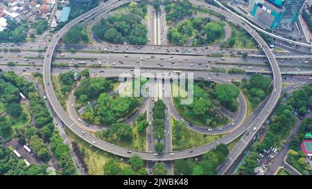 Luftbild der Neuen Semanggi Road Kreuzung mit Wolkenkratzer im Central Business Stockfoto