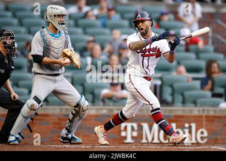 ATLANTA, GA – 4. SEPTEMBER: Atlanta Braves Right Fielder Eddie Rosario (8) reagiert, nachdem er am 4. September 2022 im Truist Park in Atlanta, Georgia, ein Spiel gegen die Miami Marlins geschlagen und verpasst hat. (Foto: Joe Robbins/Image of Sport) Stockfoto