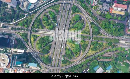 Luftbild der Neuen Semanggi Road Kreuzung mit Wolkenkratzer im Central Business Stockfoto