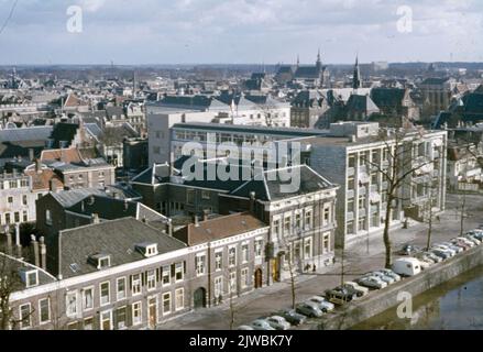 Überblick über den westlichen Teil des Stadtzentrums von Utrecht; im Vordergrund die Rijnkade. Stockfoto