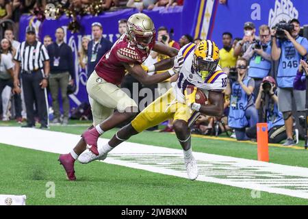 New Orleans, USA. 4. September 2022: Während des Allstate Louisiana Kickoff-Spiels zwischen den Seminolen der Florida St. und den LSU Tigers im Caesars Superdome in New Orleans, LA. Jonathan Mailhes/CSM Credit: CAL Sport Media/Alamy Live News Stockfoto