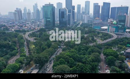 Luftbild der Neuen Semanggi Road Kreuzung mit Wolkenkratzer im Central Business Stockfoto