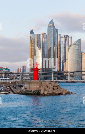 Busan, Südkorea - 16. März 2018: Der rote Leuchtturm steht auf einem Wellenbrecher am Eingang zum alten Fischerhafen von Busan Stockfoto