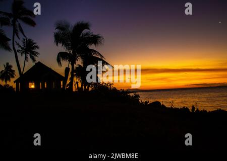 Fidschi-Inseln, Denarau-Insel, Kapelle am Strand bei Sonnenuntergang Stockfoto