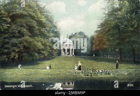 Blick über den Teich auf der Kuppel im Park Willinkshof in Rijsenburg.n.b. Später wurde der Name Willinkshof in Beerschoten-Willinkshof geändert. Die Gemeinden Driebergen und Rijsenburg wurden am 1. Mai 1931 in die Gemeinde Driebergen-Rijsenburg zusammengeführt. Stockfoto