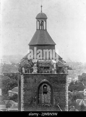 Blick auf den Turm der Buurkerk (Buurkerkhof) in Utrecht, von der ersten Handhabung des Domturms (Domplein). Stockfoto