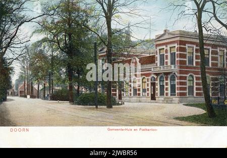 Gesicht in der Dorpsstraat in Doorn von Westen, mit der vorderen und rechten Seite des Rathauses Anbau Postamt.n.b auf der rechten Seite. Das Rathaus und das Postamt wurden 1971 abgerissen. Stockfoto