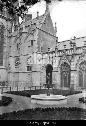 Gesicht im pandhof der Domkerk (Domplein) in Utrecht, mit dem Brunnen im Vordergrund mit der Statue von Domkanunnik Hugo Wstinc. Stockfoto